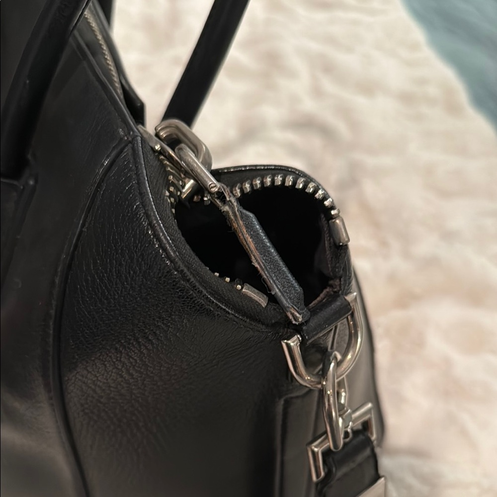 ✨HP✨ Givenchy Antigona Bag - Picture 5 of 15